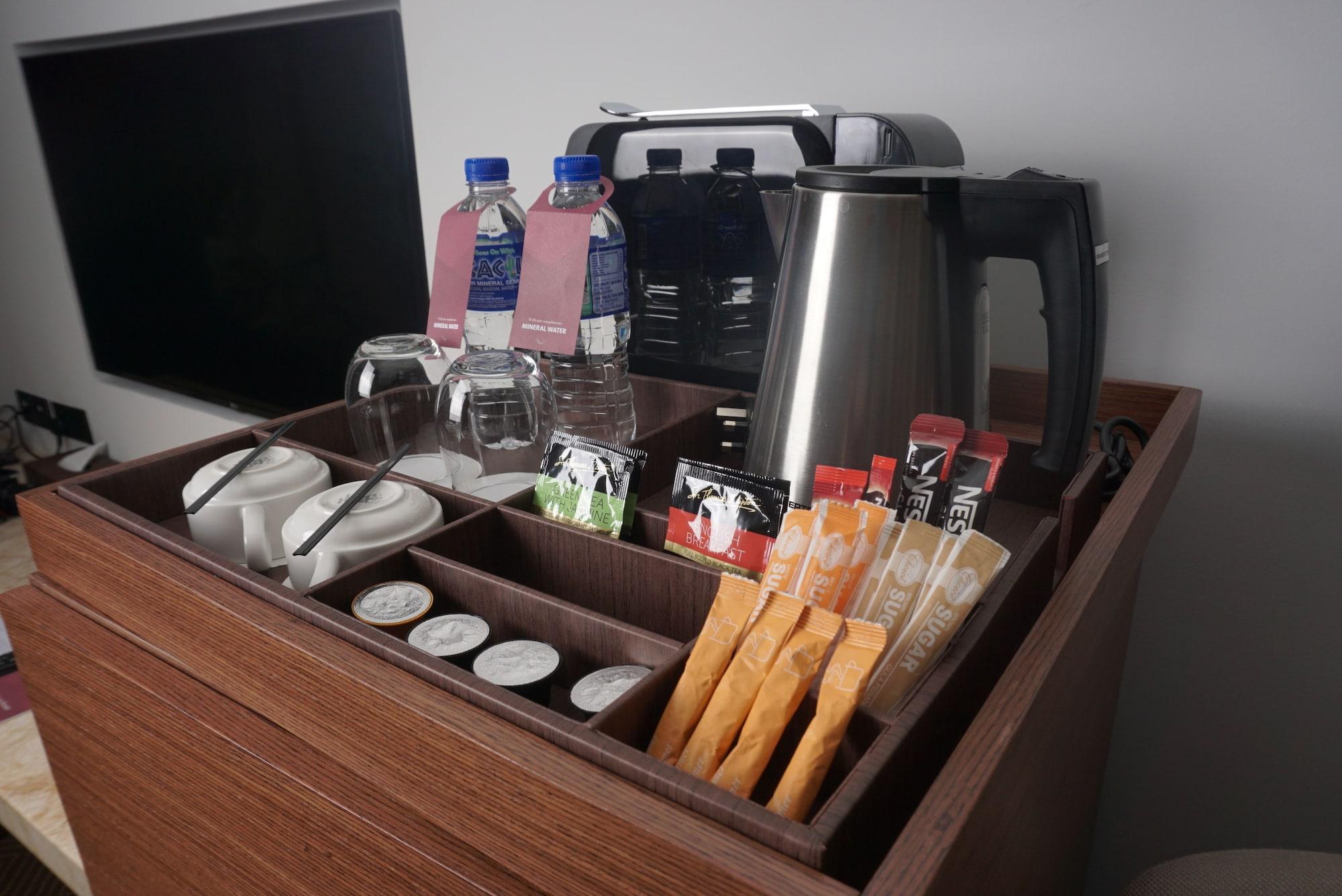 Movenpick Hotel & Convention Centre Klia Сепанг Екстериор снимка A tea and coffee tray in a hotel room