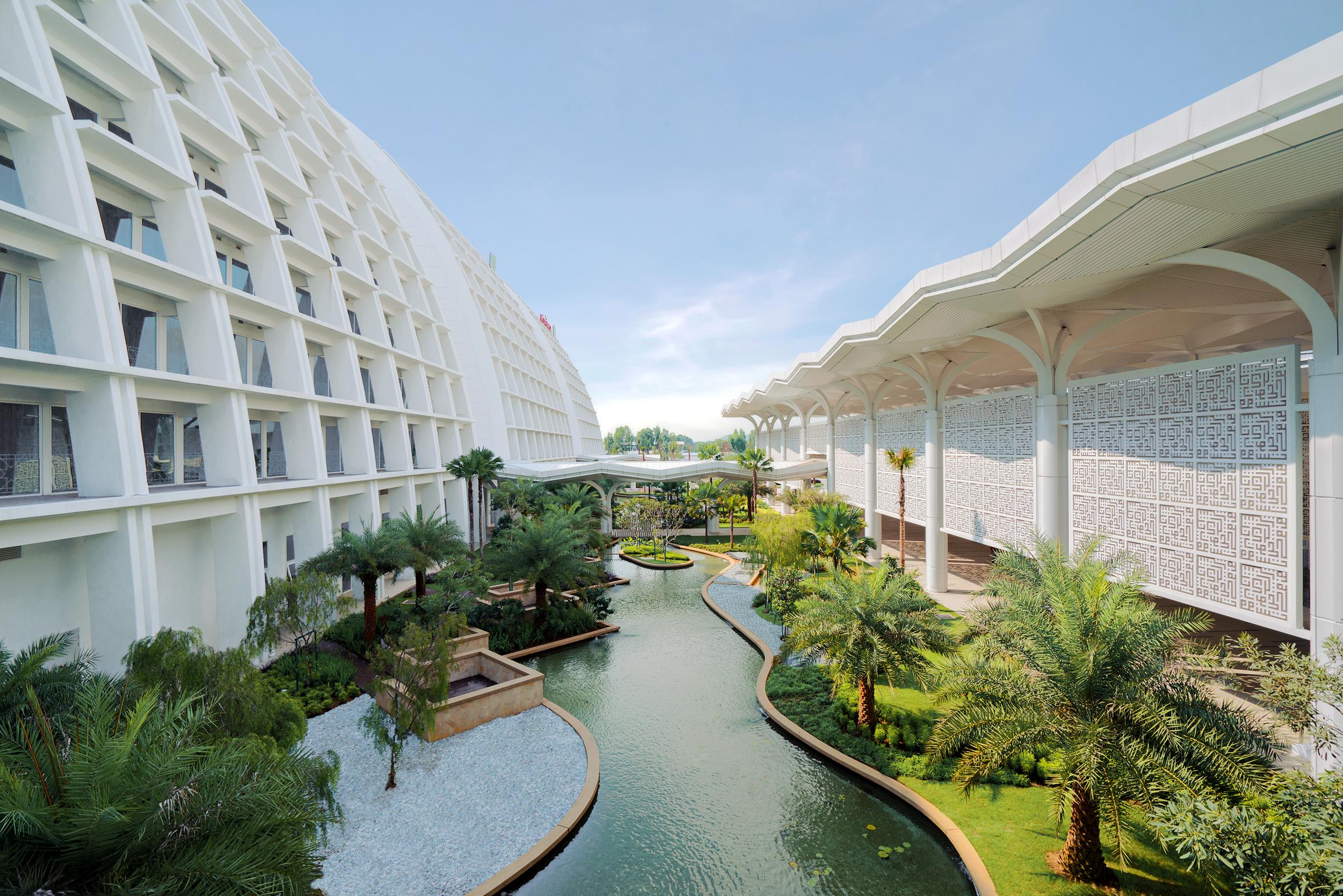 Movenpick Hotel & Convention Centre Klia Сепанг Екстериор снимка The River of Life