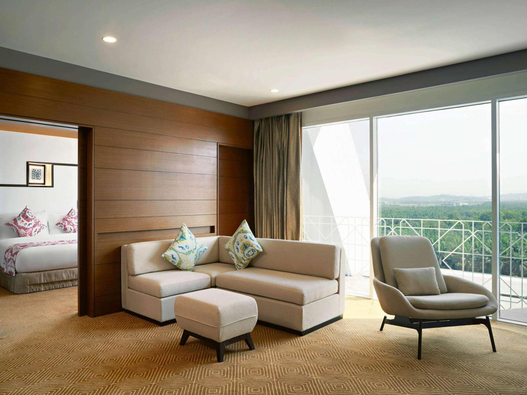 Movenpick Hotel & Convention Centre Klia Сепанг Екстериор снимка Suite at the hotel