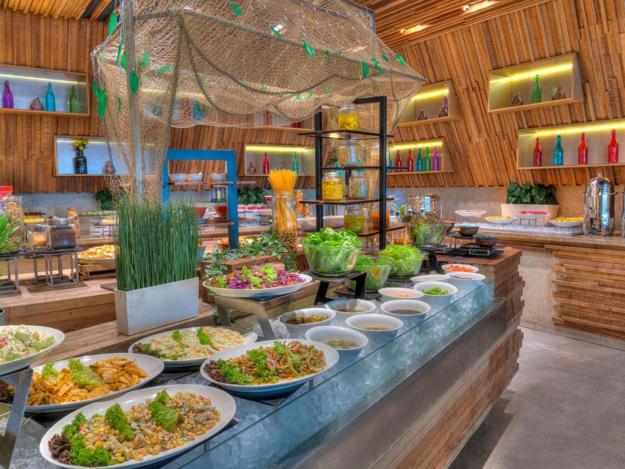 Movenpick Hotel & Convention Centre Klia Сепанг Екстериор снимка The buffet at the resort