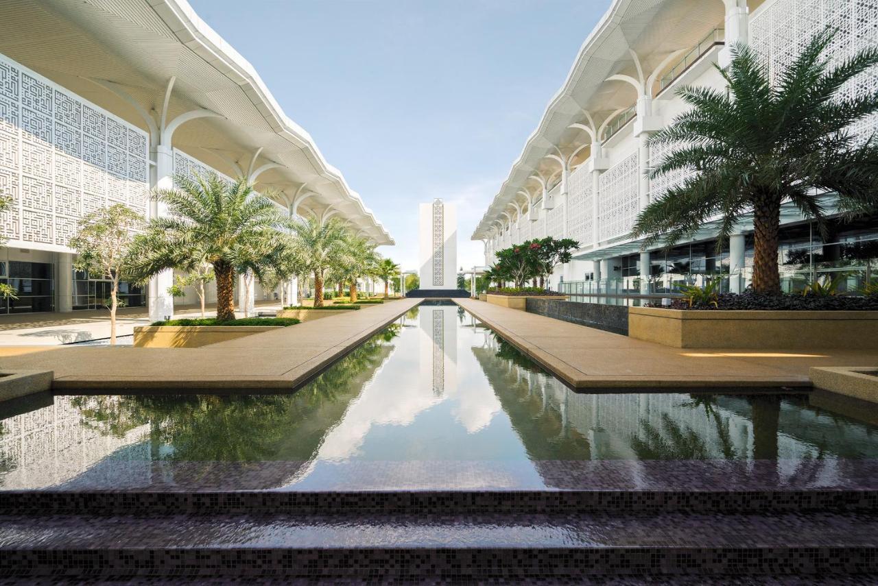 Movenpick Hotel & Convention Centre Klia Сепанг Екстериор снимка The King Abdullah Financial District