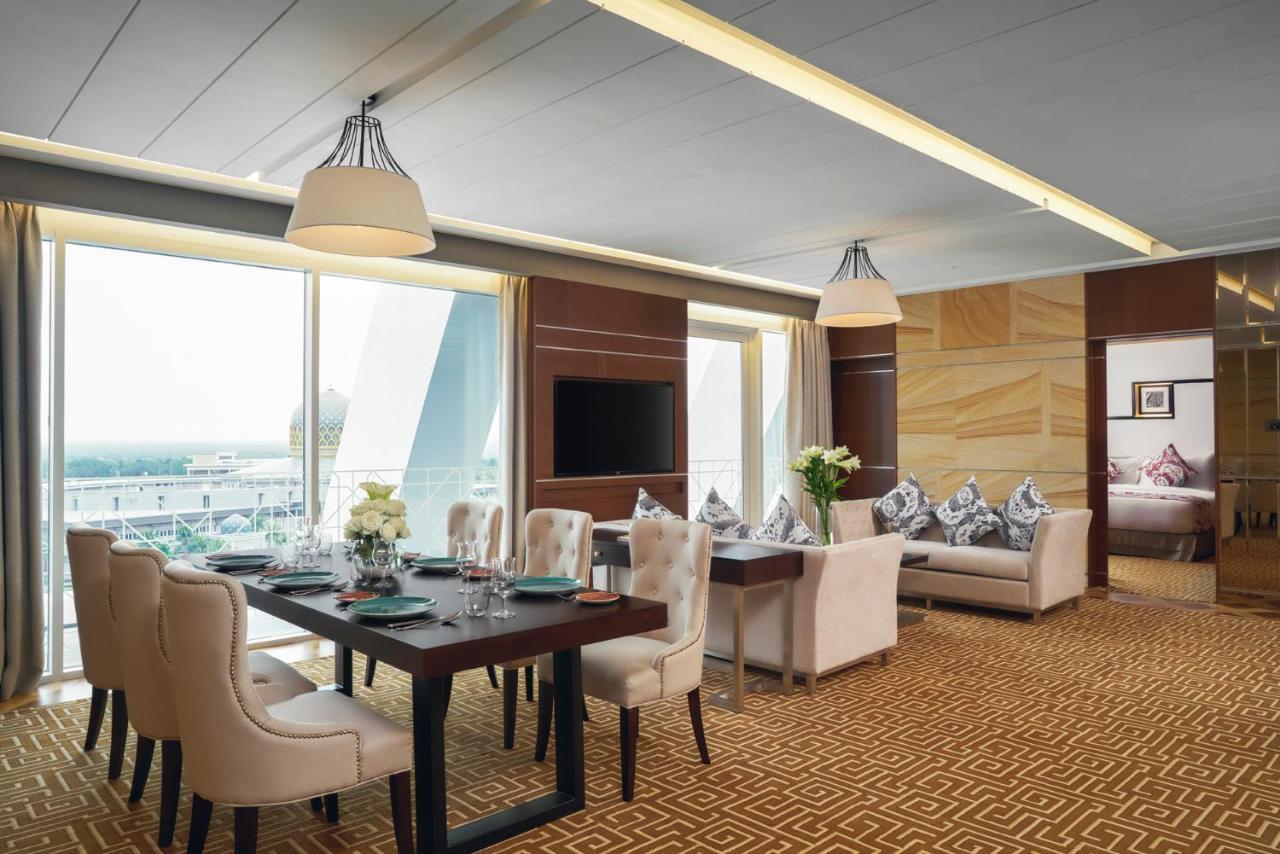 Movenpick Hotel & Convention Centre Klia Сепанг Екстериор снимка A suite at the hotel